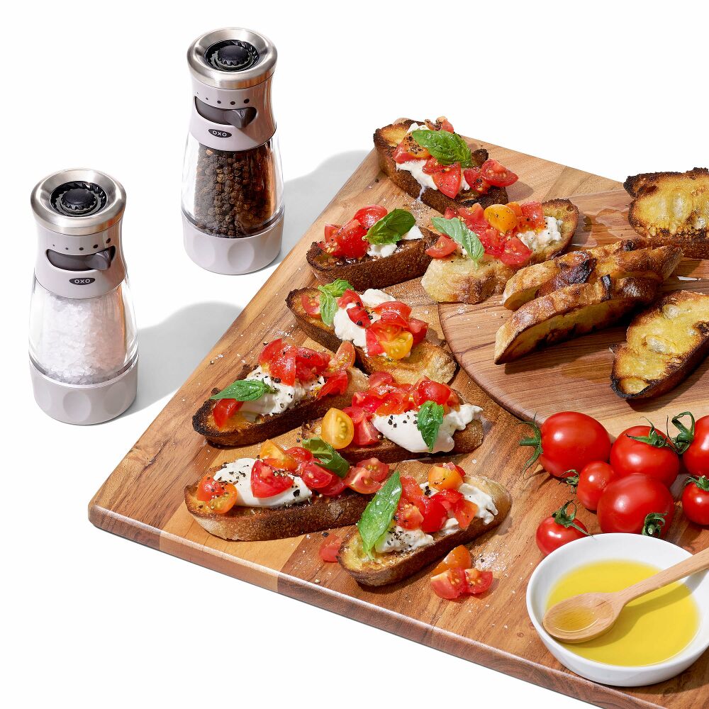 Contoured Mess-Free Pepper Grinder S5